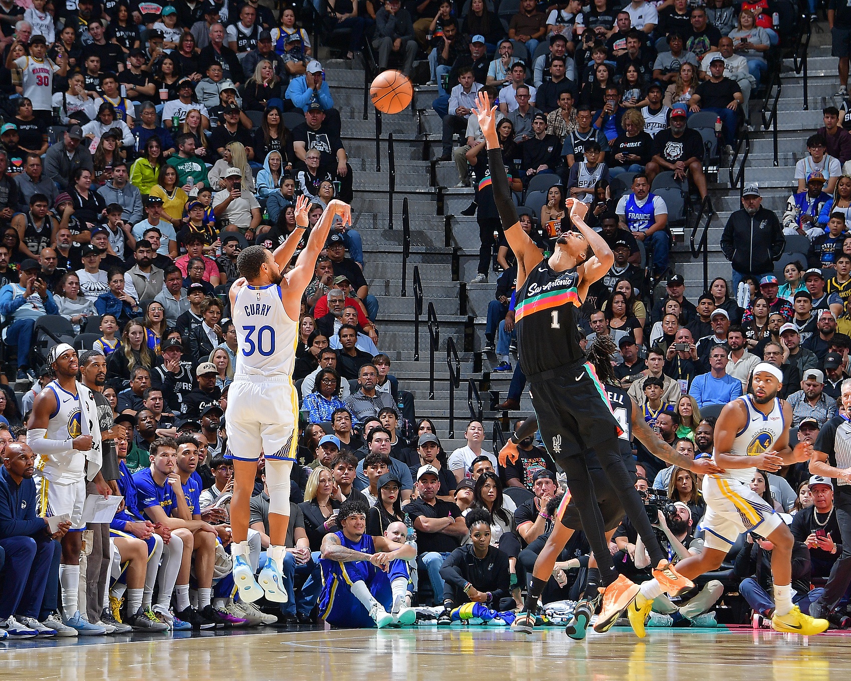 KY开云官网-巴特勒报销勇士梦碎!美媒建议库里联手文班 福克斯&索汉等成筹码