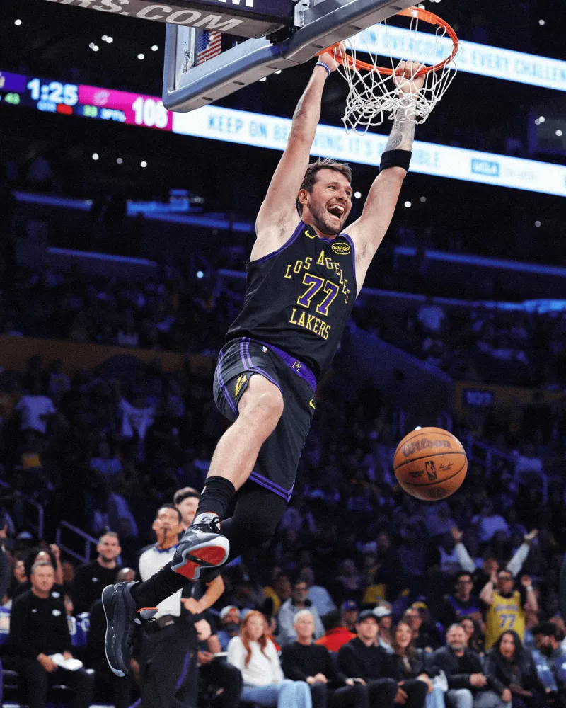 双手爆扣!NBA官方晒出东契奇今日双手飞扣照:微笑的卢卡